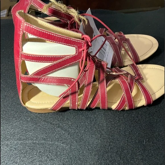 Those scrappy sandals are a “maroogundy”(maroon and burgundy) Very Cute! - Picture 3 of 8